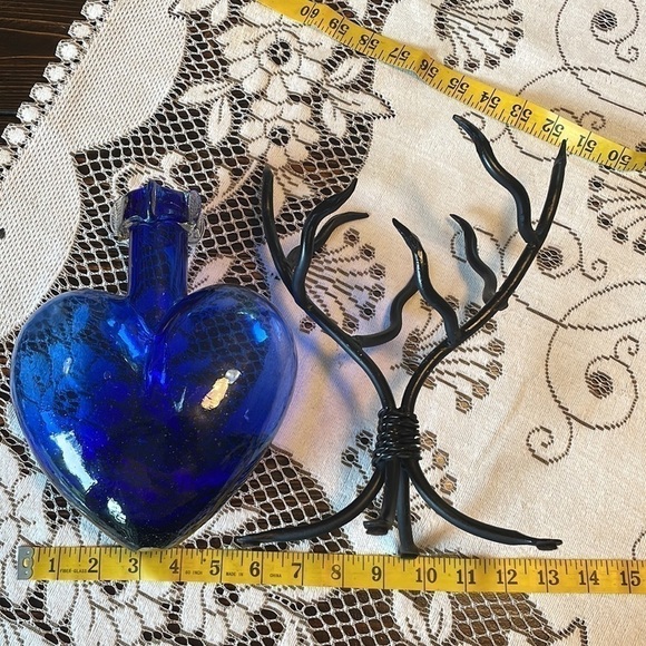 💓Host Pick💓 Cobalt Blue Handblown Heart Shaped Vase Metal Hugging Vines - Picture 12 of 15